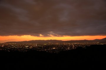 <p>Memandang matahari terbenam di Gunung Nishiyama dari Shogun-zuka</p>