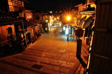 <p>Pemandangan tanpa kerumunan manusia yang sangat jarang di Ninen-zaka</p>