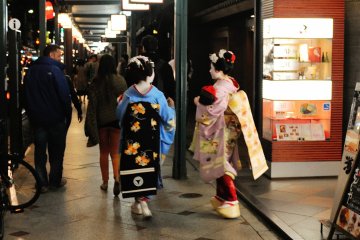 <p>Sepertinya mereka hanya turis yang mengenakan kostum Maiko</p>