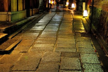 <p>Ishibe Koji (Jalan berpagar beton) yang dibuat karena perombakan sebagian taman di Kuil Entoku</p>