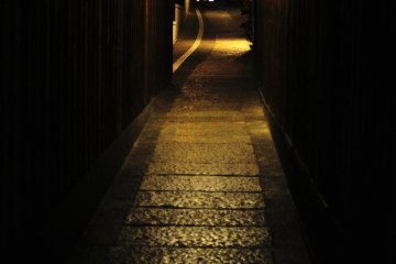 <p>Ada banyak gang sempit seperti ini di Kyoto</p>