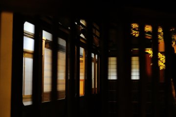 <p>Menyusuri taman Kuil Entokun dari jalan Nenenomichi. Terlihat pintu geser bersalju (Yukimi soji) dari kisi-kisi jendelanya</p>