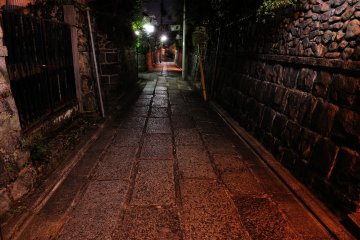 <p>Banyak jalanan besar di Kyoto yang dirombak dan dilapisi paving block</p>