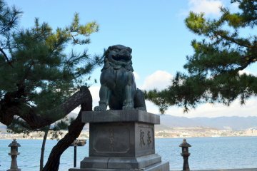 <p>One of the pair of guardian dogs&nbsp;with his back to the sea</p>