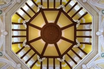 <p>Tokyo Station southern rotunda is comprised of&nbsp;octagonal corners with plaster reliefs of eagles and zodiac signs.</p>
