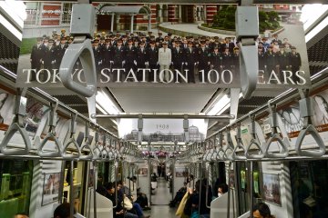<p>Yamanote loop line train decorated in homage to Tokyo Station 100th Anniversary</p>