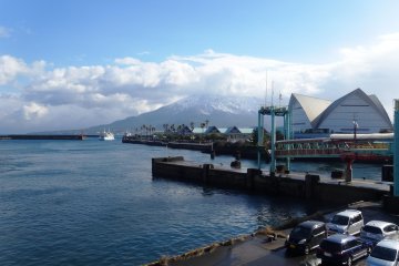 Sakurajima&nbsp;covered in a rare snowfall, as viewed from the Kagoshima port