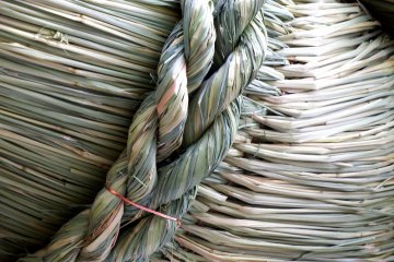 <p>Details of the straw rope</p>