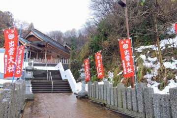 <p>Wet pathway to Izumo Shrine's Fukui branch</p>