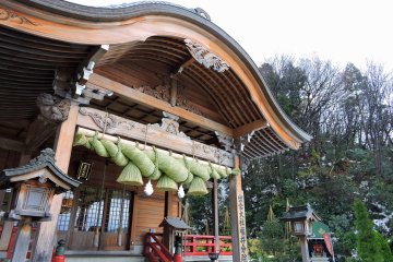 <p>View of the prayer hall of the shrine, with the new sacred straw rope hanging from the eaves</p>