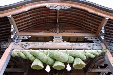 <p>Front view of the new sacred rope hung for New Year. The rope is green and fresh!</p>