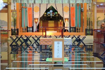 <p>Inside view of the prayer hall and its altar</p>