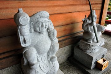 <p>Statues of smiling Daikoku-ten</p>