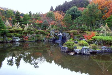 <p>Taman dan kolam bergaya Jepang yang ditata dengan indah</p>