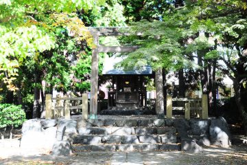<p>Kuil Nitto, satu-satunya kuil yang berada di dalam Noritake Garden ini</p>