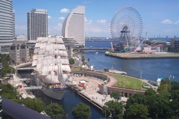 <p>Pelabuhan&nbsp;Yokohama dengan kapal Nippon Maru dan kincir ria Yokohama Cosmoworld&nbsp;</p>