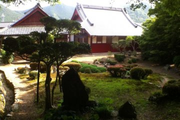 The garden behind Kokyo-ji Temple