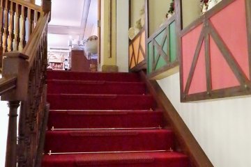 <p>Steps up to the shop</p>