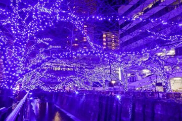 <p>As the Station fades into the distance the glow of the lights gets stronger</p>