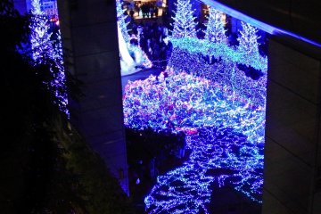 <p>Your first view of the &ldquo;Canyon d&rsquo;Azur&rdquo; display when approaching from Shimbashi Station</p>