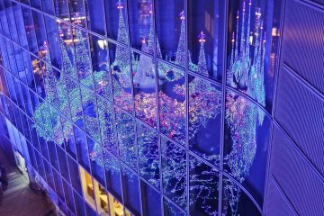 <p>The lights are so bright and fantastic that they reflect perfectly off the surrounding buildings</p>