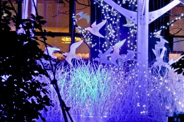 <p>A close up of this display reveals a &lsquo;flying birds&rsquo; theme</p>