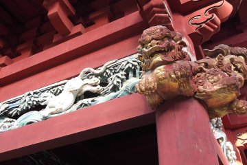 <p>More carvings overhead, with some fierce-looking airborne lions</p>