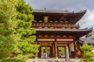 <p>Entrance&nbsp;to Mampukuji Temple</p>