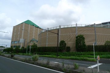 <p>Berjalan menuju museum</p>