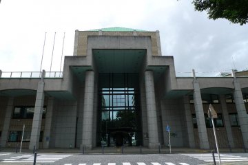<p>Di pintu masuk</p>