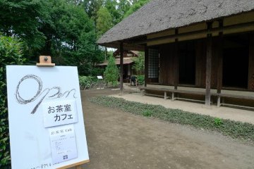 <p>Pintu masuk rumah teh</p>