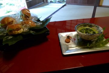 <p>teh hijau tradisional dan beberapa kue manis Jepang</p>