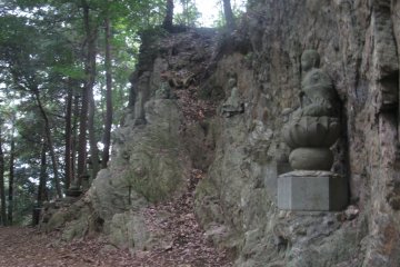 Rakan statues