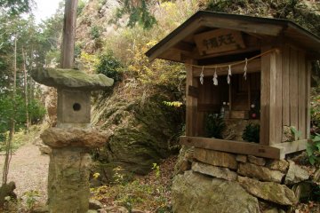<p>Small shrine along the course</p>
