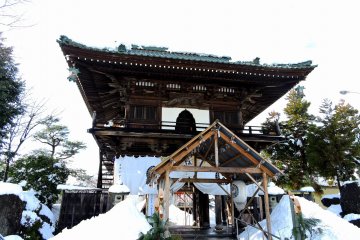 <p>Main gate of Shougenji Temple. The makeshift wooden arch in front of the gate is for New Year's celebration as well as to give visitors protection from the snow.</p>