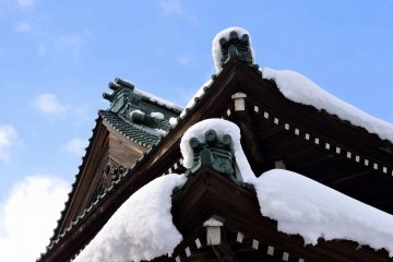 <p>Snow on the temple roof was quickly being meltied by the shining sun</p>