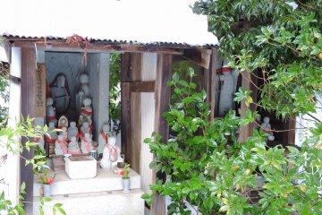 <p>Due to the snow, I couldn't get closer to these statues, so I used the zoom lens to take this photo.</p>
