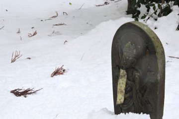 <p>No. 4 Kannon statue, and fallen leaves on snow</p>