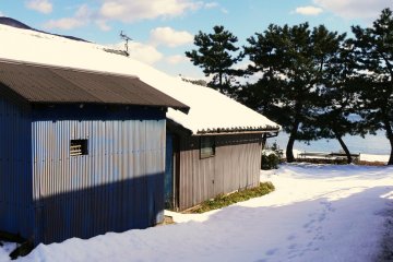Des empreintes de pas dans la neige menant au lac