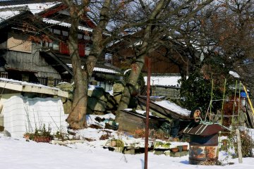 Une ancienne maison sur le bord de la rive 