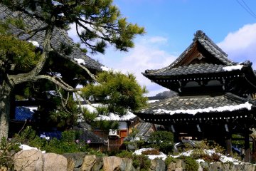 De jolies pierres bordent ce petit temple
