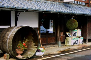 Une boutique de saké avec une boule verte pendue devant la porte