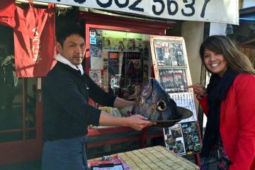 <p>Chef Takuya Yamada graciously holds the grilled tuna head for a photo opp!</p>