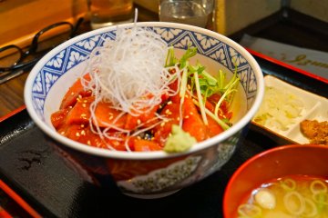<p>Main Course #2, a bowl of rice topped with medium fatty tuna. Customers' favorite!</p>