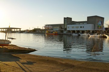 <p>Misaki Fisherina Warf Unari. Sea tour boat Nijiiro Sakana Go is ready for passengers!</p>