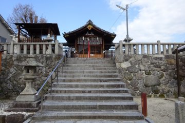 <p>The bright clear sky in the background of Kusugutani&nbsp;Hitsuno Shrine</p>