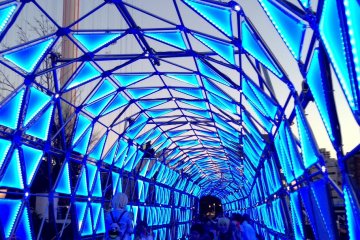 <p>Luminous tunnel in blue</p>