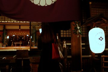 <p>Jangan lupa memberikan nama dan alamat JapanTraveler kepada Amaterasu-mikami dan Toyouke-no-okame, yang cukup berbaik hati bekerja di dua kuil secara bersamaan, yaitu Kuil Ise Jingu dan Kuil Daijingu Tokyo, karena itu akan mempermudah kerja para dewa.</p>