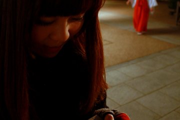 <p>Setelah berdoa, dapatkan kertas ramalan omikuji</p>