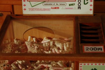 <p>Tidak mengerti Bahasa Jepang? Tidak masalah. Staf di kuil telah menyediakan omikuji dalam Bahasa Inggris. &nbsp;</p>
